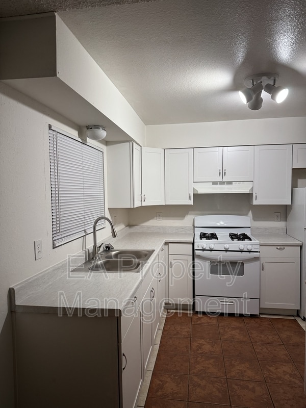 Building Photo - 1212 Chelwood Park Blvd NE