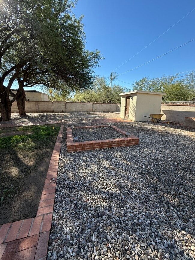 Building Photo - HOUSE FOR RENT