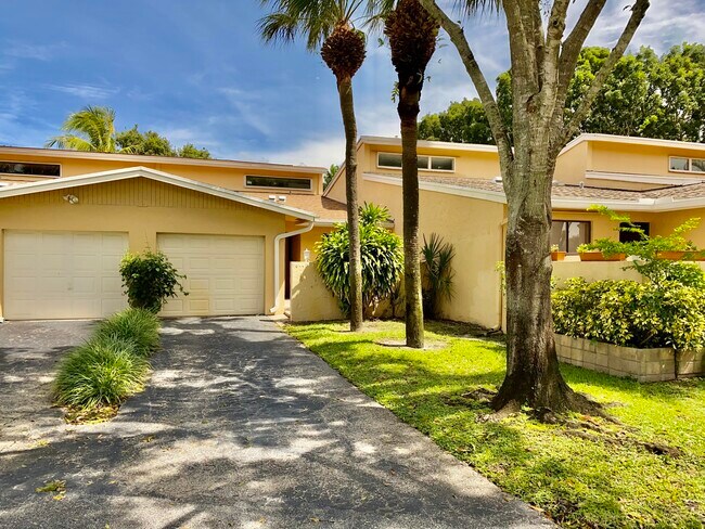 Building Photo - 6447 Parkview Dr