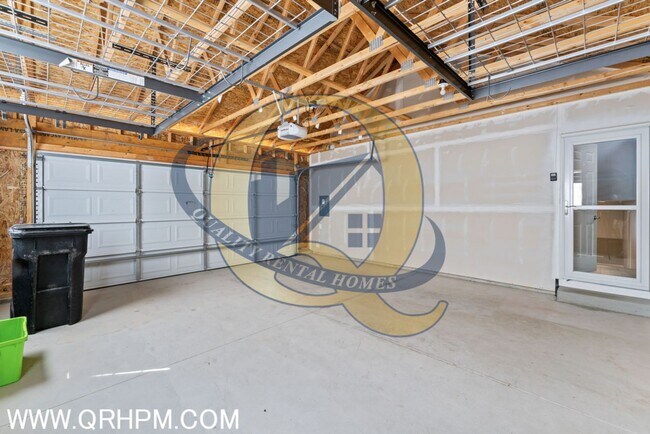 Building Photo - Immaculate Upgraded 3-Bed / 2-Bath Home in...