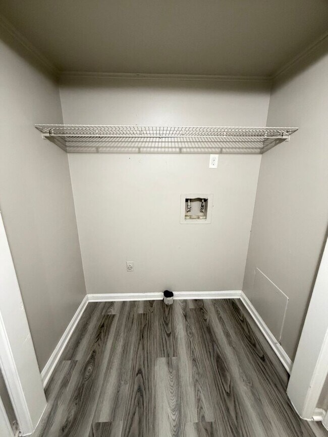 Building Photo - 3 Bedroom