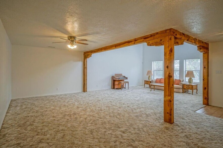 Building Photo - 609 Avenida Montoya NE
