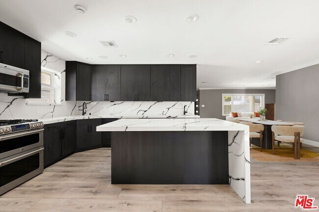 Building Photo - 2011 Stearns Dr