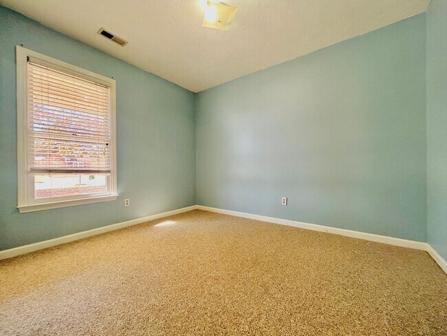 Building Photo - 205 Sparrow Dr