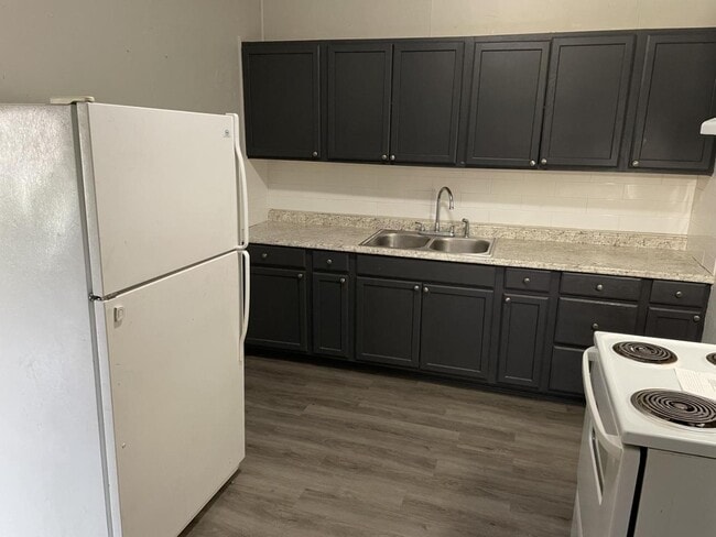 Building Photo - 208 E Springer Ave