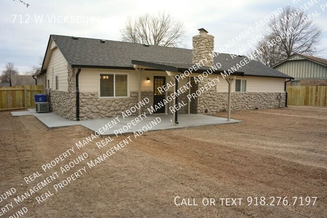 Building Photo - 712 W Vicksburg St