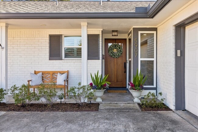 Building Photo - 5907 Hewitt Dr