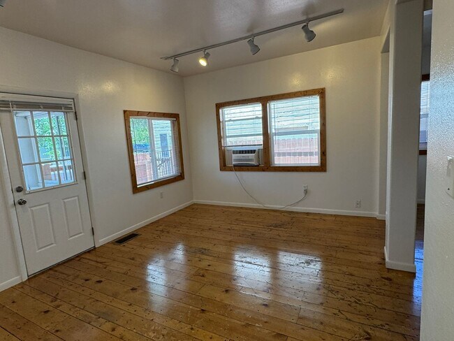 Building Photo - Cute Bungalow - 2Bed 1Bath - Duplex in Downtown Grand Junction!!!