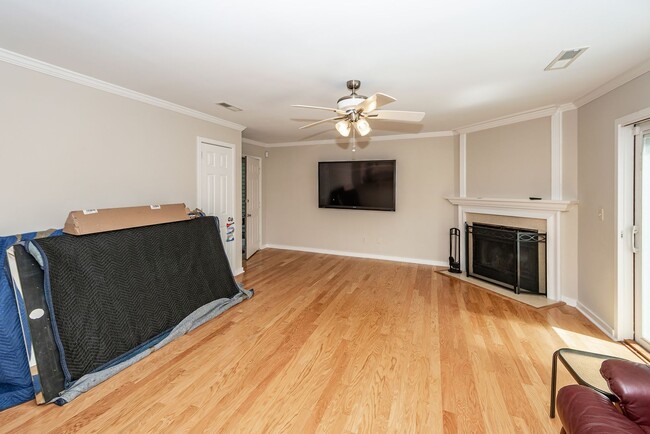 Building Photo - 2 Bedroom 1 Bath Condo in The Park at Rive...