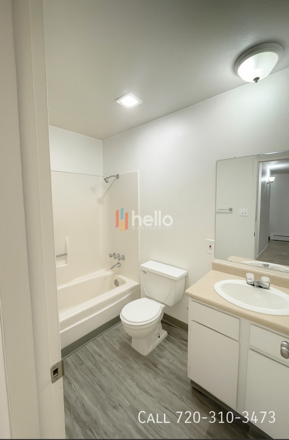 Building Photo - 3751 E La Salle St