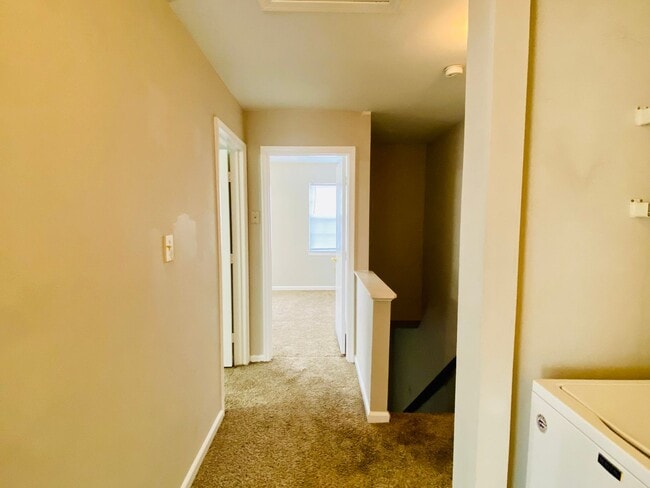 Building Photo - Adorable 3 bdrm/1.5 bath Home Located Clos...