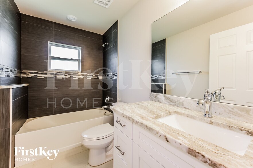 Building Photo - 845 Chezy St E