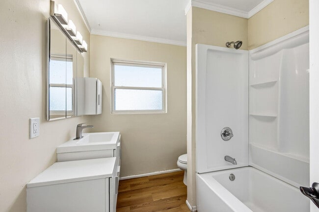 Building Photo - 2421 W Anderson Ave