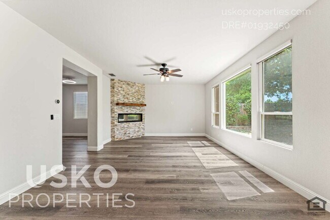 Building Photo - "Spacious 4-Bedroom Retreat with 2.5 Baths...