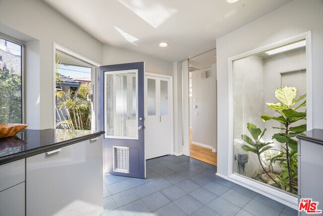 Building Photo - 2209 Pearl St