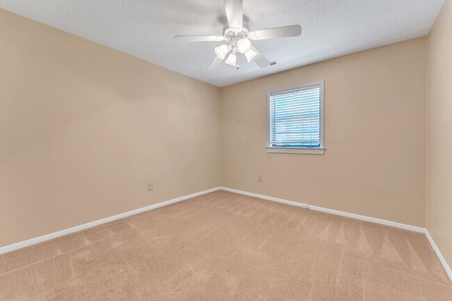 Building Photo - Beautiful 3 Bedroom 2.5 Bathroom Condo in Prime Taylors Location $1,625/mo rent