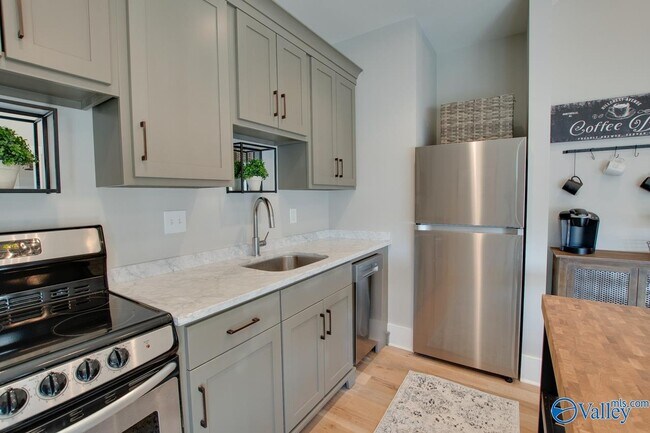 Building Photo - 32 Hillcrest Ave NW