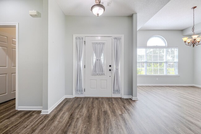 Building Photo - Spacious 3 Bed, 2 Bath Home with Large Bon...