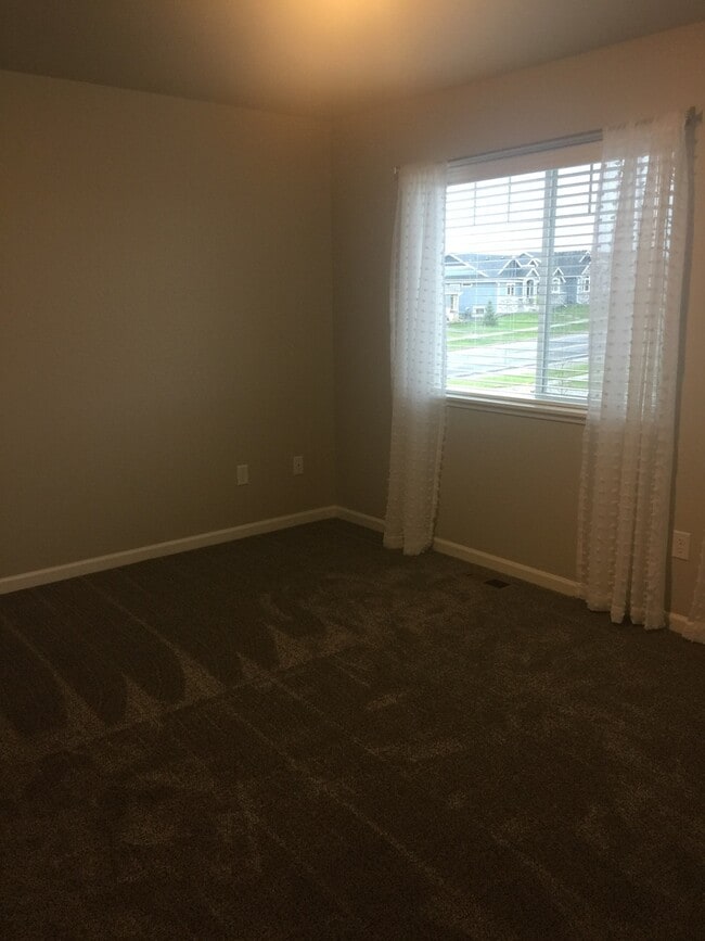 Building Photo - BEAUTIFUL 2 BEDROOM 2 BATHROOM TOWNHOUSE IN THE POINTE