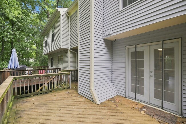 Building Photo - Well maintained, Bright & Spacious 3 BR/3.5 BA Townhome w/ Parking & Private patio - Pets Welcome!