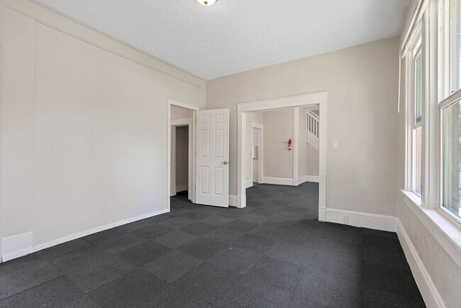 Building Photo - Renovated 5 Bed, 2 Bath House + Office EWU Off Campus Housing! AVAILABLE 7/20!