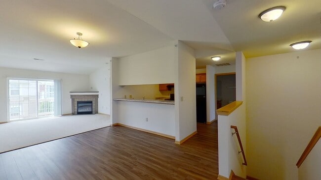 Building Photo - Condo Style Upper 2 Bedroom 1 Bathroom Apartment