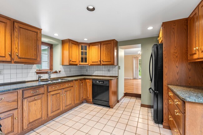 Building Photo - 607 E Wheel Rd