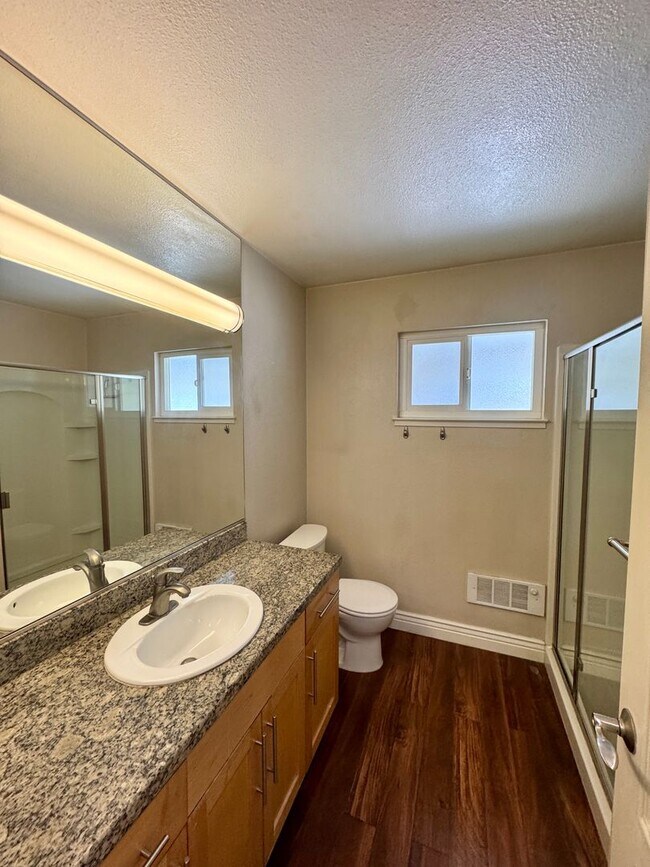 Building Photo - Nice Upper End Unit with Inside Laundry!  ...