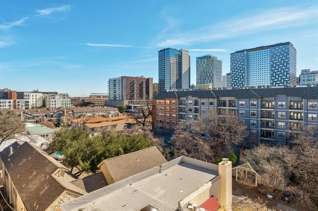 Building Photo - 711 W 26th St