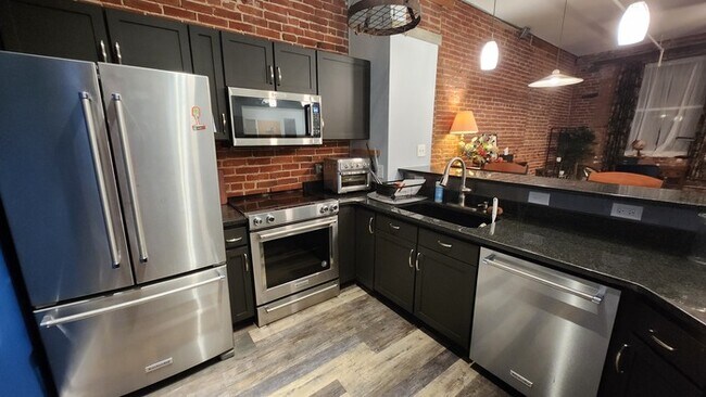 Building Photo - Fully furnished