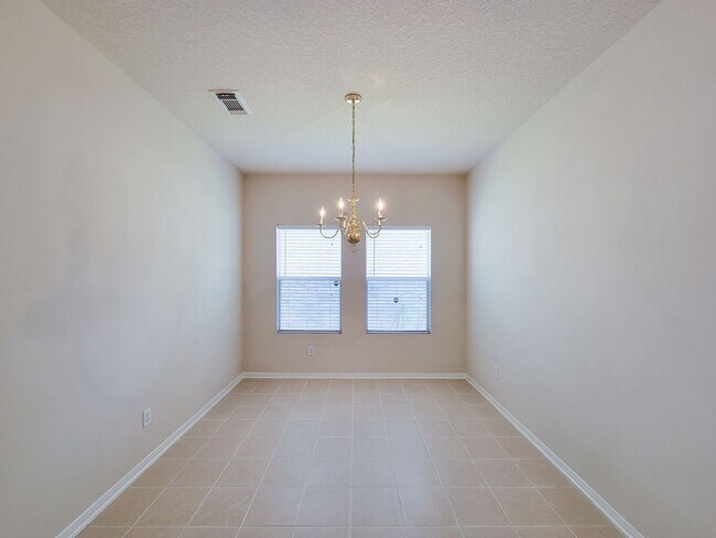 Building Photo - Well-Maintained Home with Spacious Layout ...