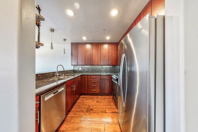 Building Photo - Stunning Condo with Downtown Views – Prime...