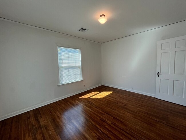 Building Photo - Adorable 2 bedroom 1 bath home in Tulsa.