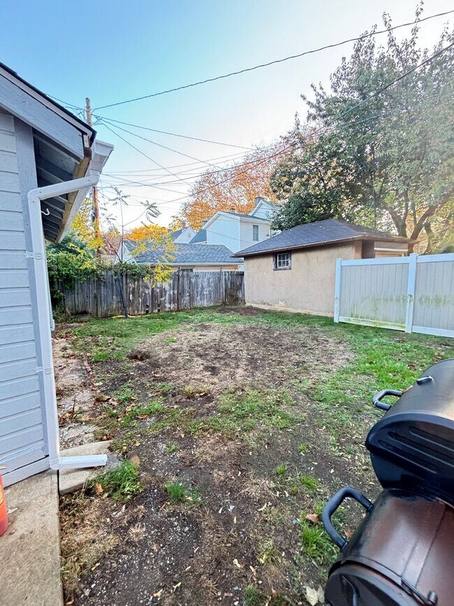 Building Photo - 409 E Washington Ave