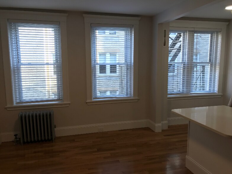 Building Photo - 121 Park Dr