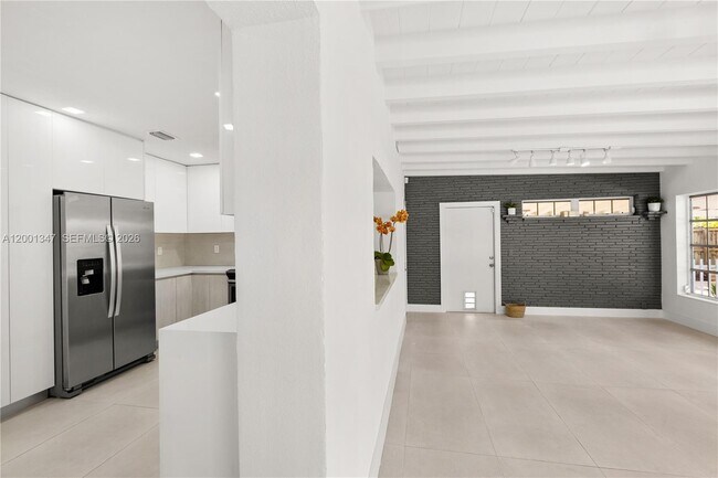 Building Photo - 6605 SW 61st St