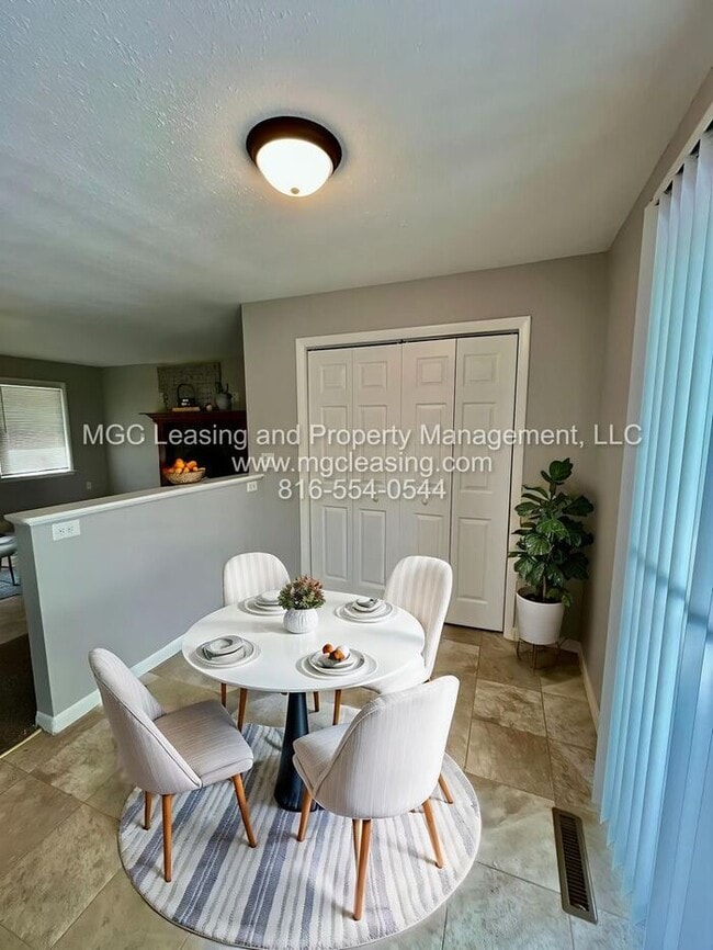 Building Photo - Single Family Home close to Historic Downtown Lee's Summit!