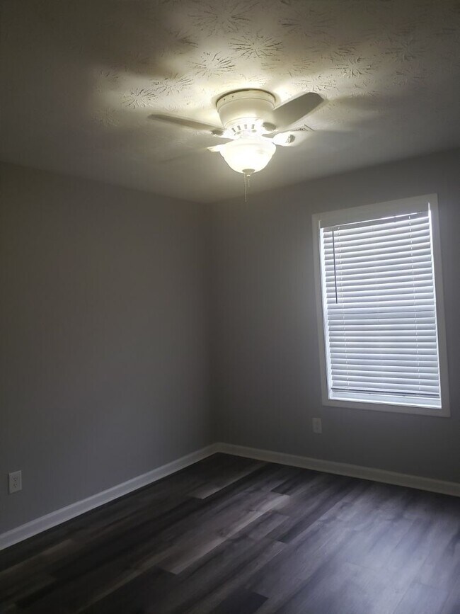 Building Photo - 4 Bedroom 3 Bath Home in Locust Grove