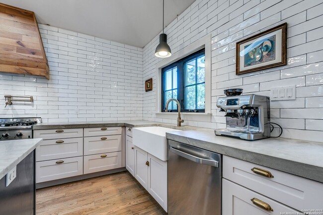 Building Photo - GORGEOUS BEACON HILL BUNGALOW