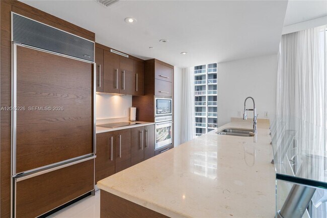 Building Photo - 475 Brickell Ave