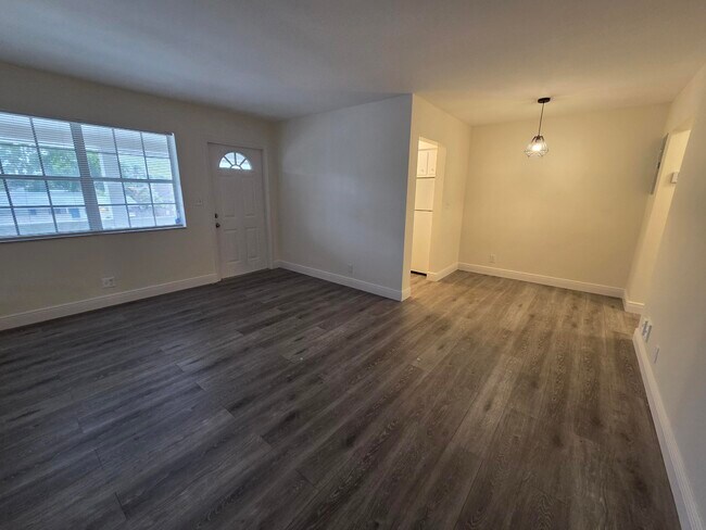 Building Photo - 1810 NE 56th St