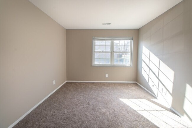 Building Photo - 101 Village Green Ln