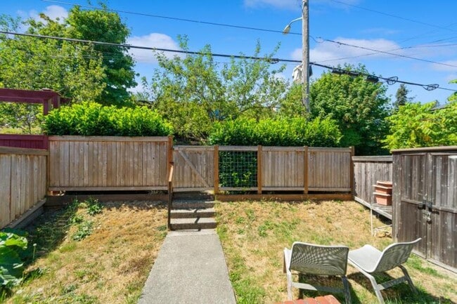 Building Photo - 3 bedroom in Seattle WA 98108