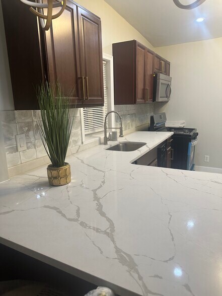 Building Photo - 4911 W Girard Ave