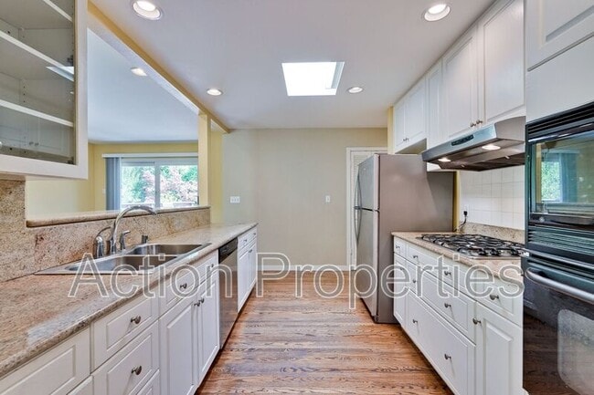 Building Photo - 290 Iris Way