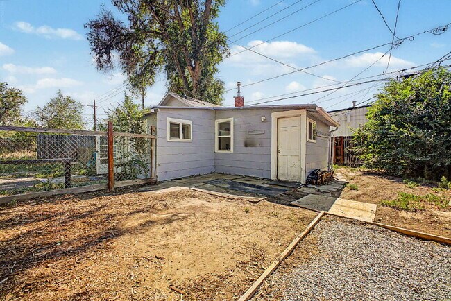 Building Photo - "Charming 1-Bed 1 bath in Englewood – Cozy 400 Sq Ft Living!"