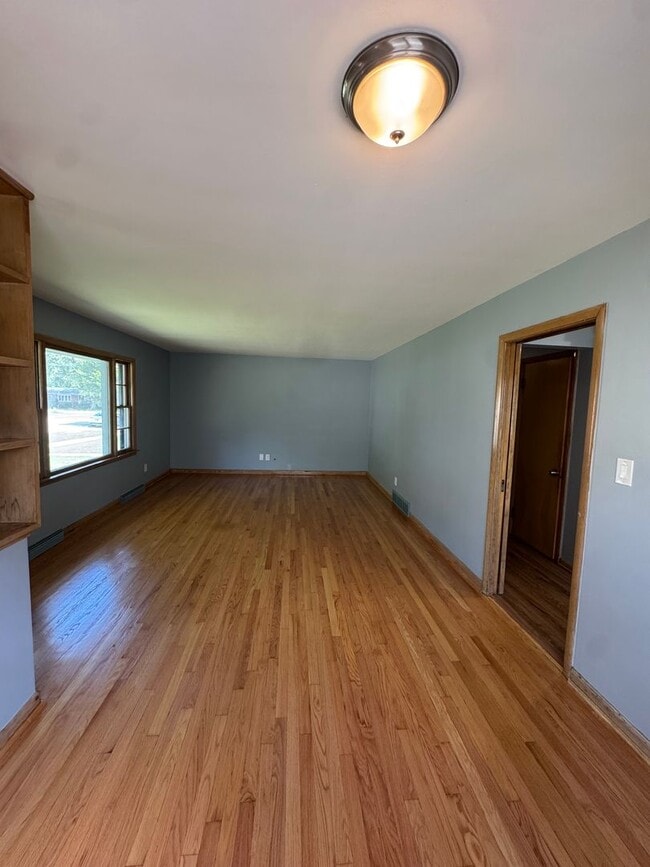 Building Photo - 3 bedroom, 2 bathrooms, 2 car garage-Ranch...