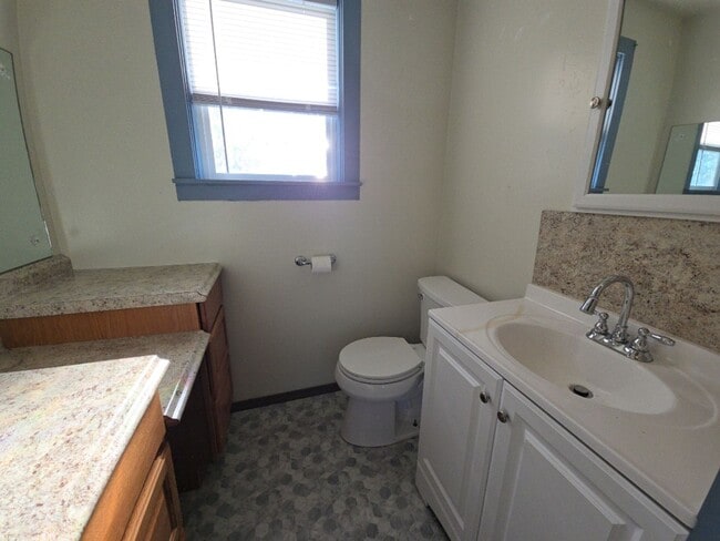 Building Photo - 3BR Eureka home offers remodeled interior, large yard and outbuildings!