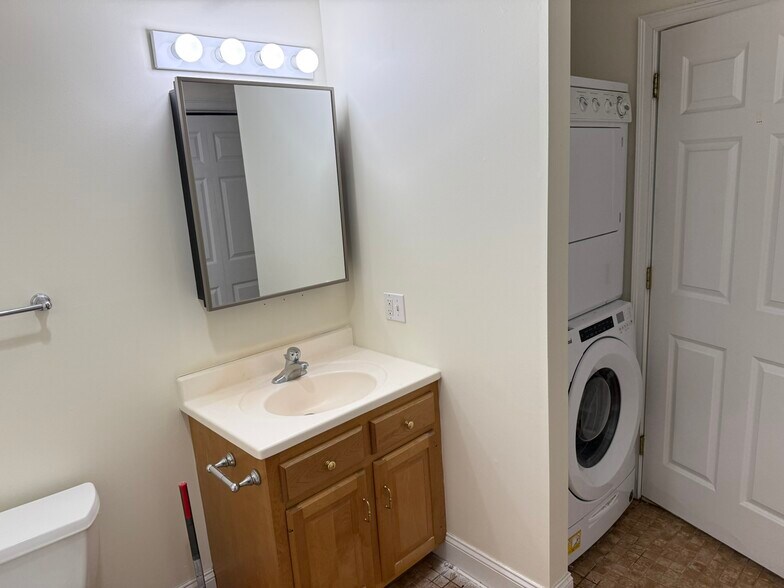 Building Photo - 380 Main St