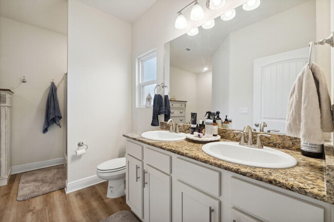 Building Photo - 585 Riverwalk Cir